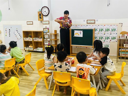 Các bé lớp Mầm 1 trong giờ học vẽ.